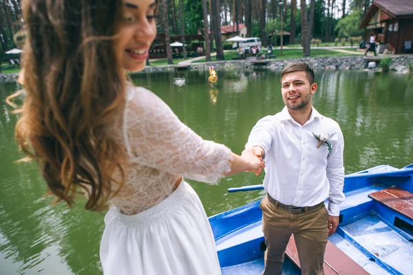 Casamento casal em um barco — Fotografia de Stock