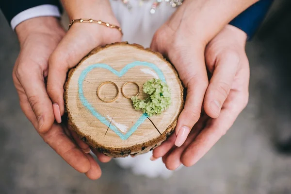 Mãos segurando anéis de casamento — Fotografia de Stock