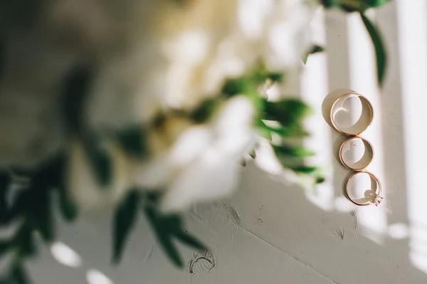 Wedding rings on table — Stock Photo, Image
