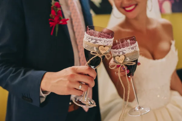 Couple holding wedding glasses — Stock Photo, Image