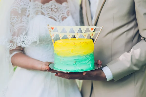 Hands holding Wedding Cake — Stock Photo, Image