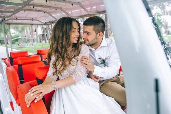Bride and groom driving a golf cart — Stock Photo, Image