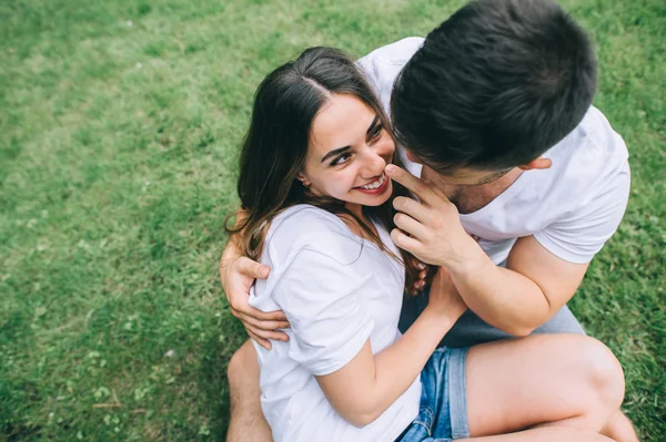 Jong paar in liefde plezier — Stockfoto