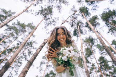  parkta beyaz buket gelinle