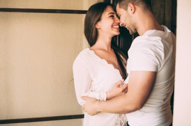 Odadaki genç çift.