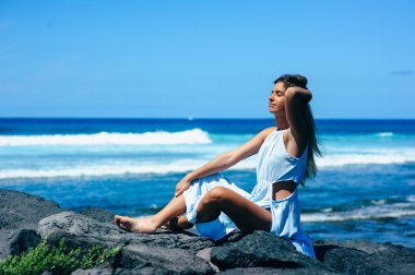 Sahilde güzel bir kız