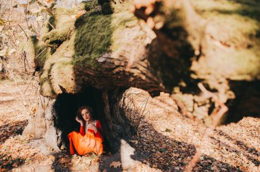  taşların altında oturan kız