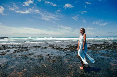 Sahilde güzel bir kız