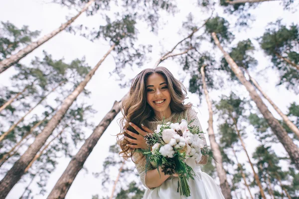  parkta beyaz buket gelinle