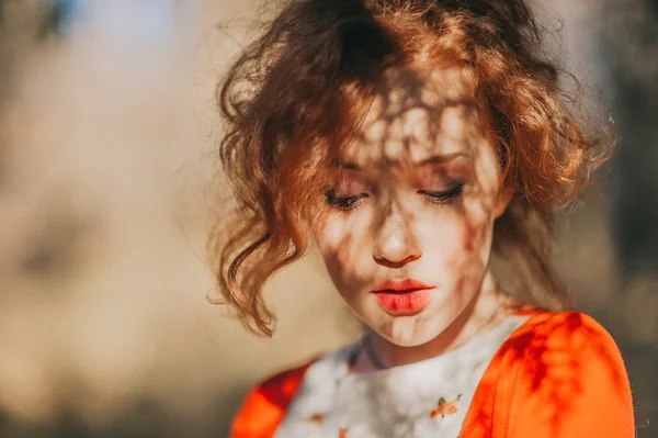 Φανταστική κοκκινομάλλης κορίτσι στο δάσος — Φωτογραφία Αρχείου