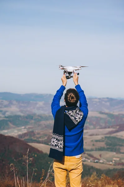 Hombre sosteniendo un dron para fotografía aérea . — Foto de Stock