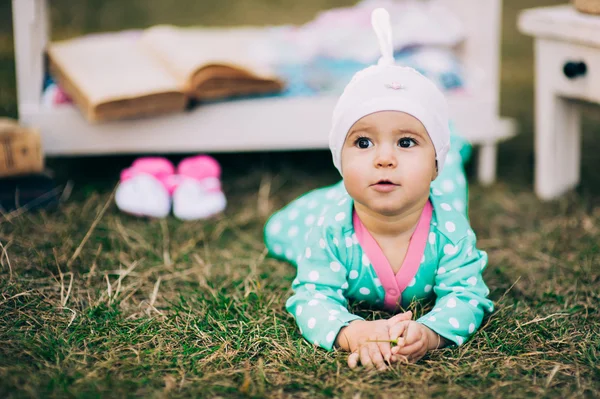 Parktaki güzel kız. — Stok fotoğraf