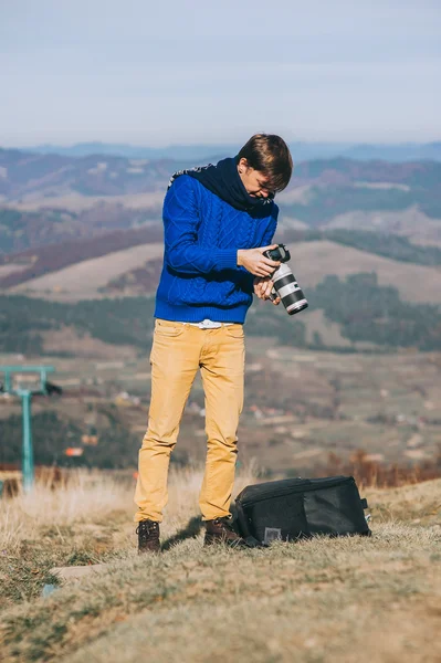 Чоловік з камерою на краю скелі — стокове фото