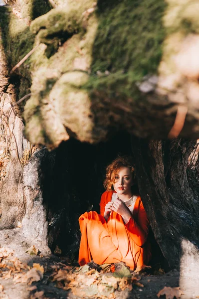 Fantastyczne ruda dziewczyna w lesie — Zdjęcie stockowe