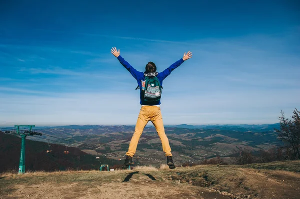 Hombre saltando sobre una roca —  Fotos de Stock