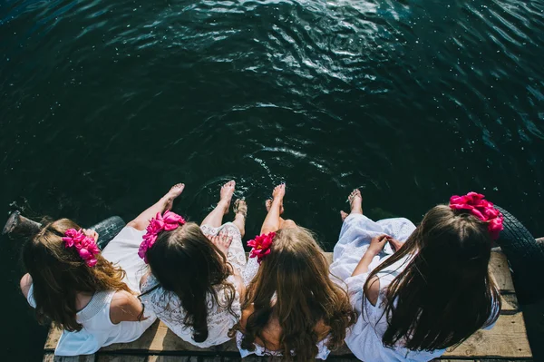 Quatro jovens amigas sentadas em um jato — Fotografia de Stock