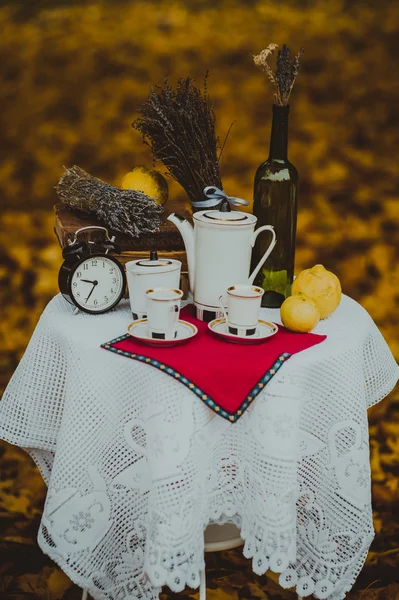 Panela de chá e duas xícaras na mesa — Fotografia de Stock