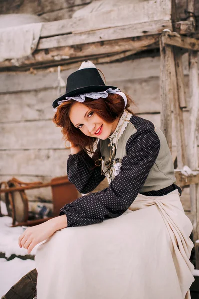 Vrouw die retro doek draagt in de buurt van oud huis — Stockfoto