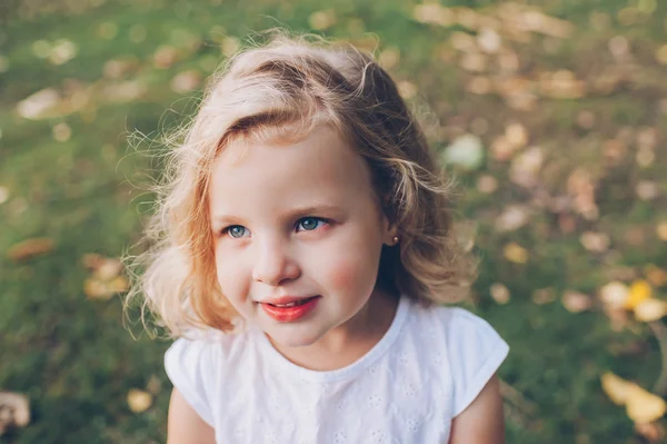 Küçük sarışın kız portresi — Stok fotoğraf