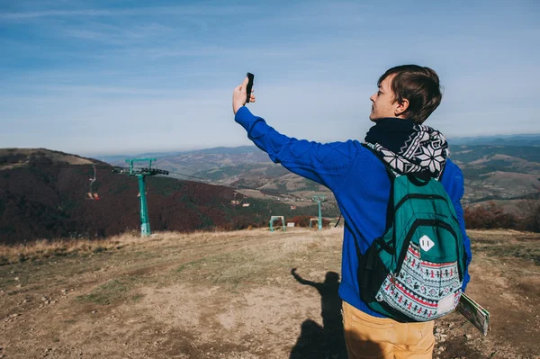 Hipster tomando fotos por teléfono inteligente — Foto de Stock