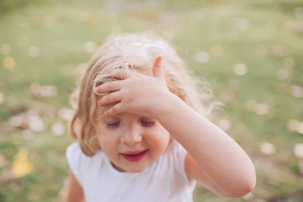 Porträt eines kleinen blonden Mädchens — Stockfoto