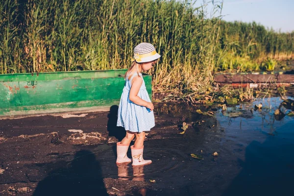 Girls fishing on lake at summer — Stock Photo, Image