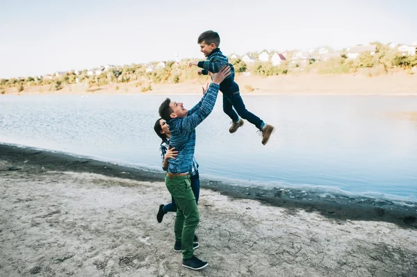 Vacances jeune famille — Photo