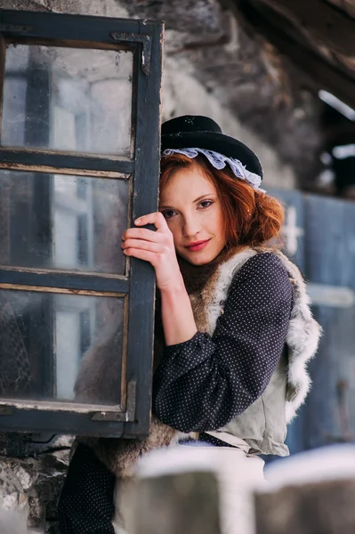 Femme portant un tissu rétro près de la maison — Photo