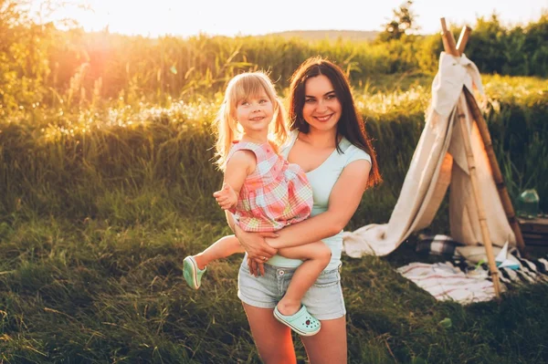 Mor och dotter i parken — Stockfoto