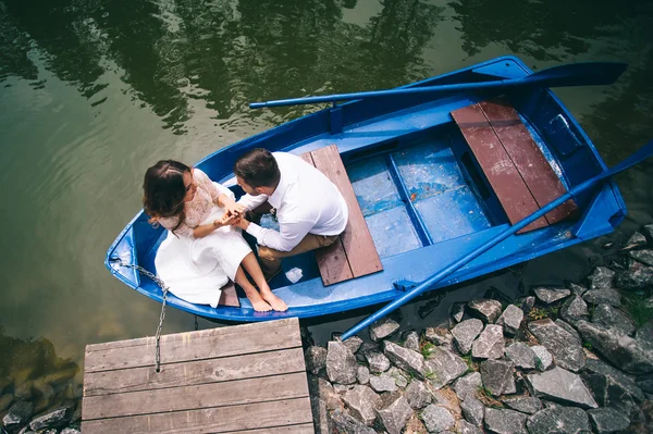 Matrimonio coppia su una barca — Foto Stock