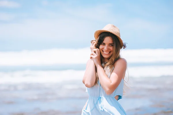 Hermosa chica en la playa — Foto de Stock