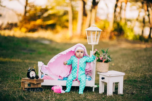 Mooi meisje in het park — Stockfoto