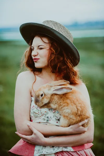 Mädchen mit einem Kaninchen im Freien — Stockfoto