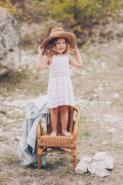 Bir sandalye üzerinde mutlu küçük kız — Stok fotoğraf