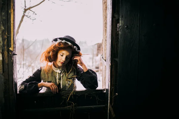 Κόκκινα μαλλιά κορίτσι σε μια σιταποθήκη — Φωτογραφία Αρχείου