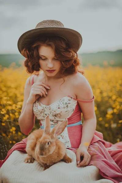 Fille avec un lapin en plein air dans la journée d'été — Photo