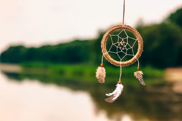 Dreamcatcher op natuurlijke achtergrond — Stockfoto