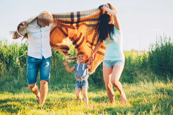 Família recreação ao ar livre — Fotografia de Stock