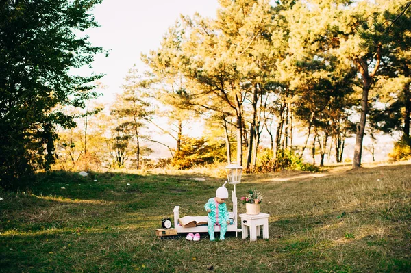 Belle fille dans le parc — Photo