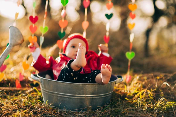 Bambino nel parco al tramonto — Foto Stock