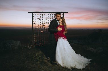 Akşamları düğün çifti