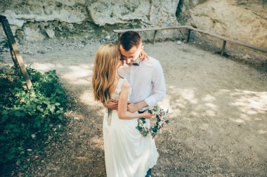 Düğün çifti bir yürüyüş