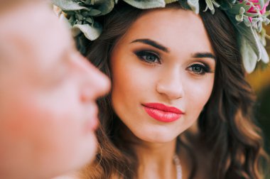 Yeni evliler sonbahar ormanda yürümek