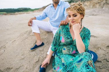 Kadın ve erkek bir taş ocağında bir yolda