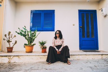 güzel kız terasta dinlenme