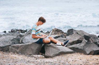 fotoğrafçı bir dizüstü bilgisayar ile çalışma 