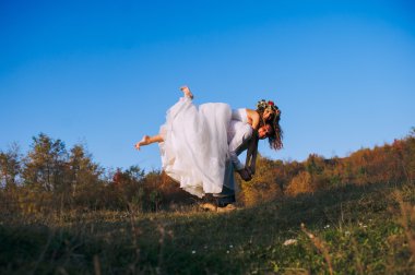 Yeni evli bir yürüyüş alanı