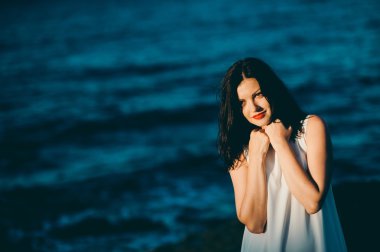 Mavi su arka planda genç esmer