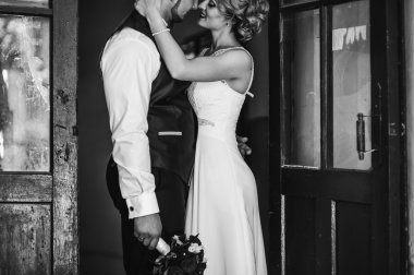 Gelin ve damat bir rahat evde