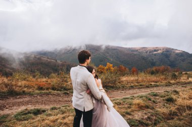 Dağlarda yürüyüşe yeni evliler